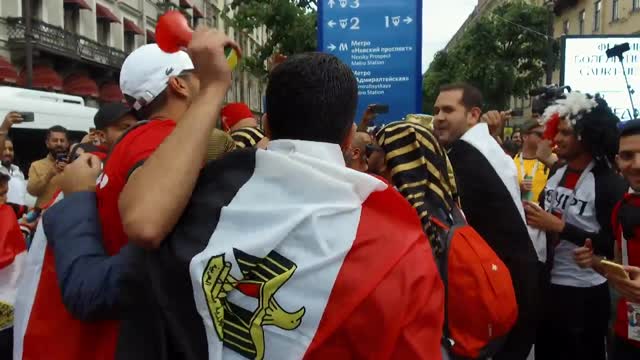 Фанаты сборной Египта веселятся на улицах Санкт-Петербурга