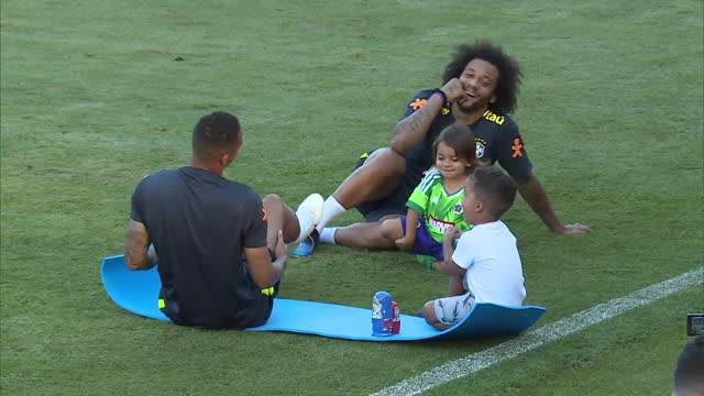 Дети бразильский футболистов играют с матрёшкой