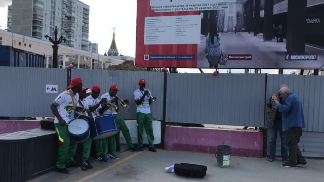Болельщики Сенегала зажигают с барабанами и тромбонами
