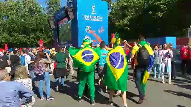 Бразильцы развлекаются в фан-зоне в Питере