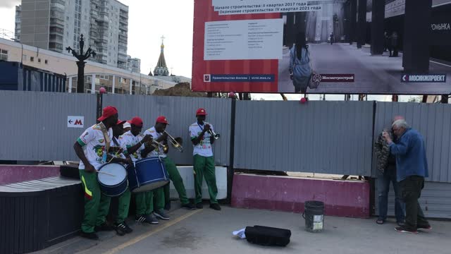 Музыканты из Сенегала устроили уличный концерт