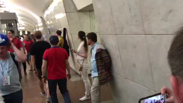 Фанаты в метро после матча Россия — Египет