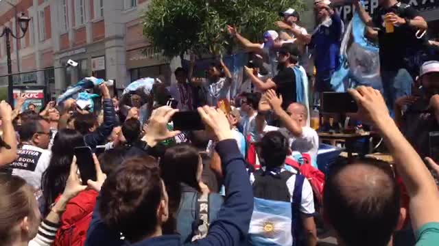 Болельщики Аргентины поют о Месси и Марадоне