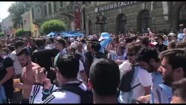 Болельщики сборной Аргентины поют песни перед матчем с Хорватией