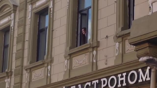 Болельщики Аргентины заигрывают с девушкой в окне