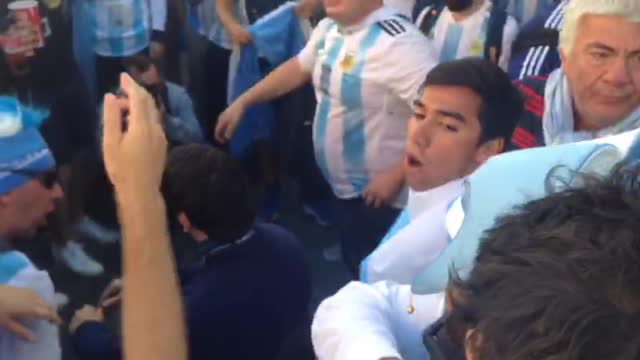 Аргентинцы поют для товарища c ограниченными возможностями