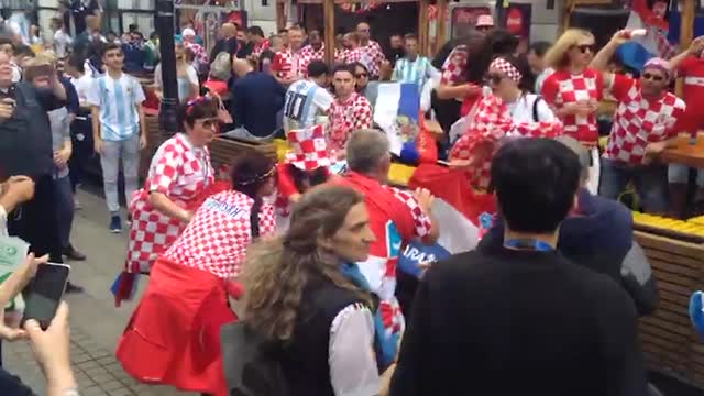Хорватские девушки поют на улице Нижнего Новгорода