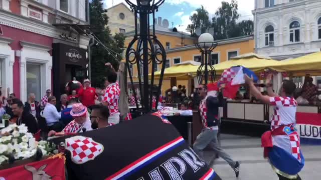 Хорваты поют «Хорватия, мы тебя любим, мы за тебя умрем»