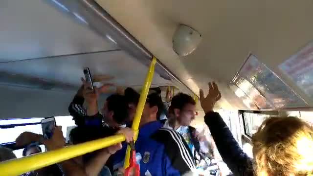 Аргентинцы поют в автобусе