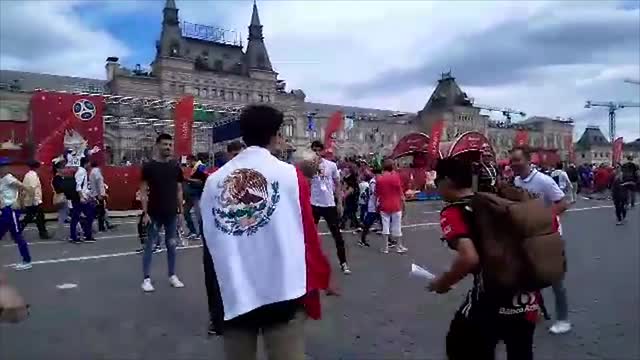 Болельщики чеканят мяч на Красной Площади