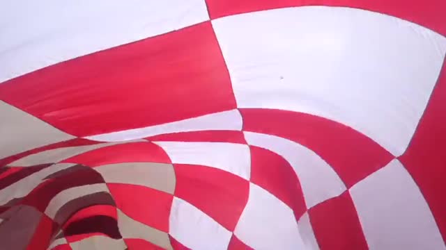 Огромный флаг Хорватии в Нижнем Новгороде пронесли по улицам