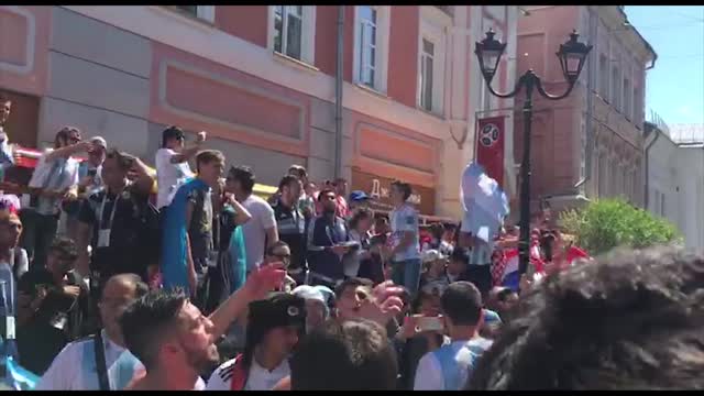 Аргентинцы поют песни в Нижнем Новгороде