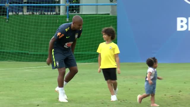 Дети игроков сборной Бразилии посетили команду