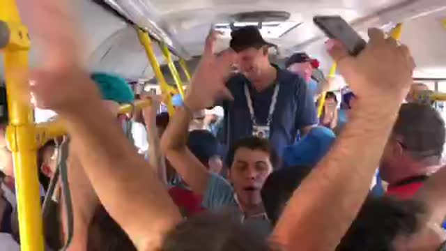 Болельщики сборной Уругвая поют песни в автобусе