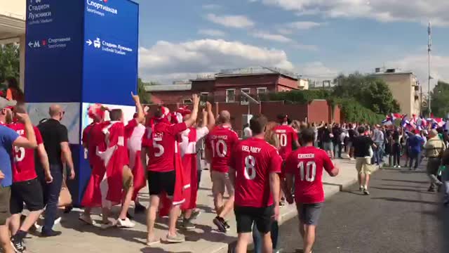 Датские и французские болельщики встретились на пути к стадиону