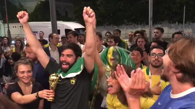 Бразилы празднуют гол Тьяго
