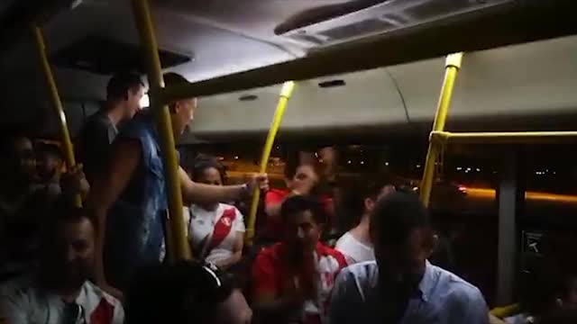 Перуанцы веселятся в автобусе по пути в Сочи