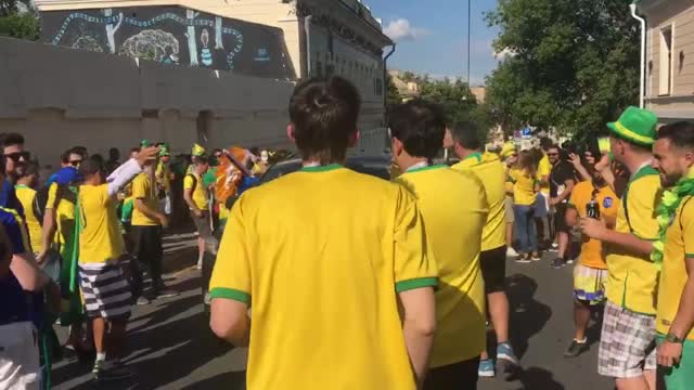 Фанаты из Бразилии зажигают в Москве