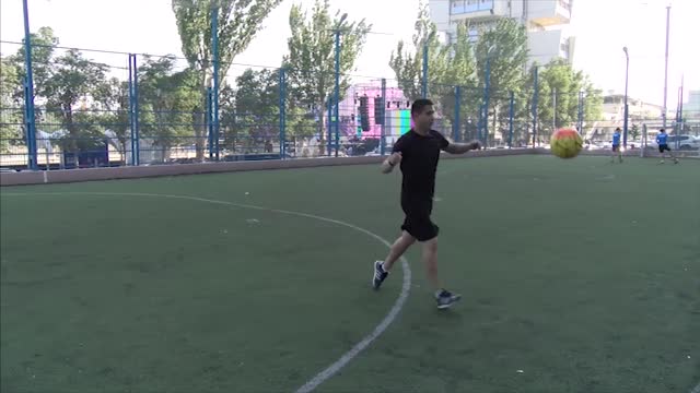 Российский полицейский поразил иностранцев умением владеть мячом
