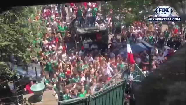 Мексиканцы радуются у посольства Южной Кореи в Мехико