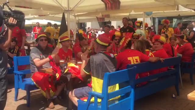 Бельгийские фанаты разогреваются перед Англией