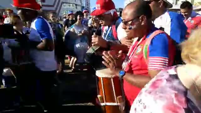 Панамские болельщики играют на барабанах и поют