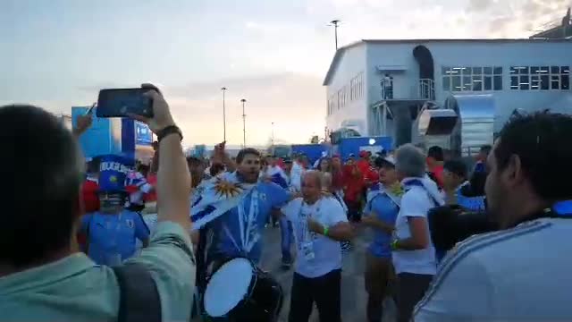 Уругвайцы поют перед «Фиштом» перед матчем с Португалией