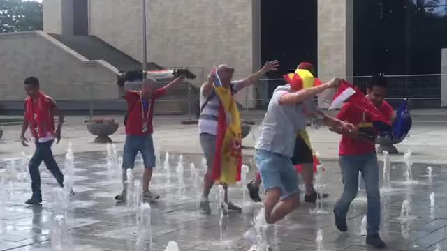 Испанские болельщики веселятся в фонтане