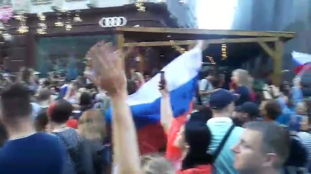Болельщики скандируют «Россия, Россия!»