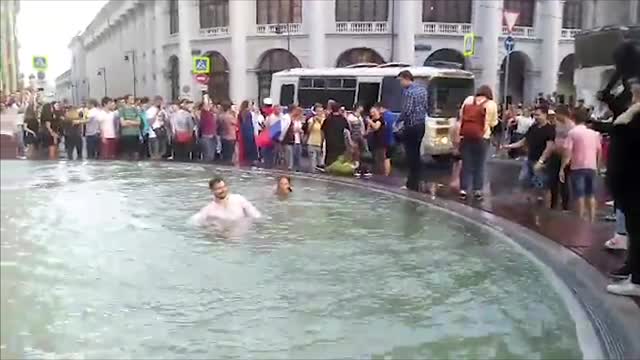 Люди купаются в фонтане на Ильинке
