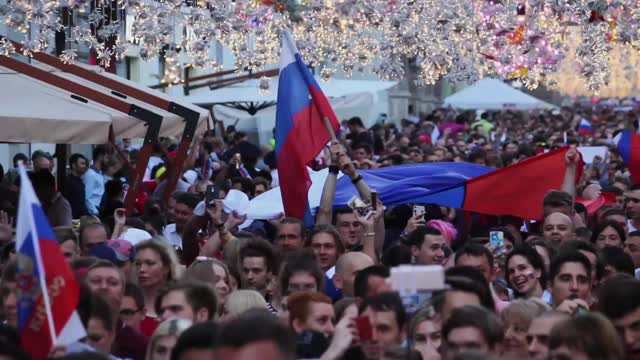 Сотни людей отмечали победу России в центре Москвы. Как это было