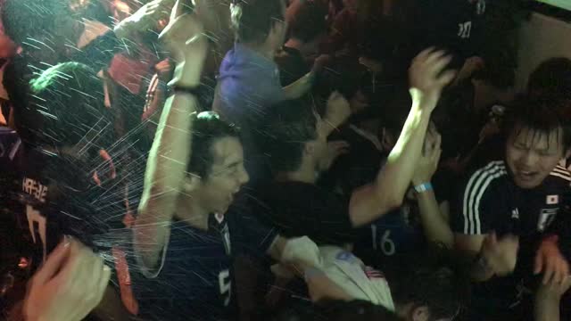 Японцы в Токио радуются голу Харагуси