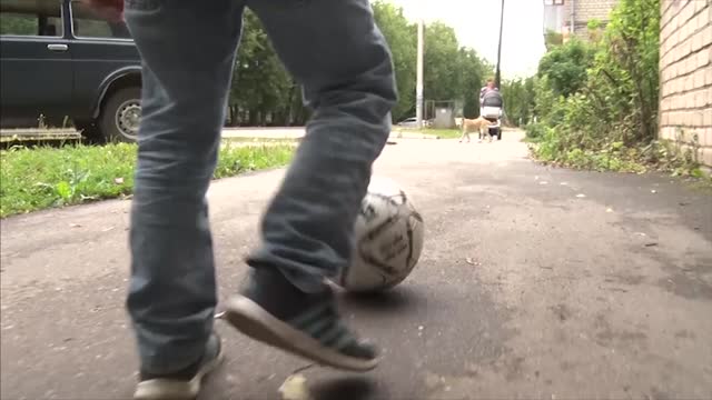 Станислав Черчесов подарил мяч юному футболисту
