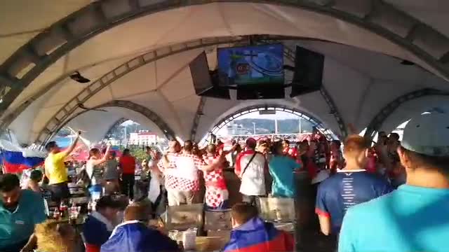 Хорваты поют в баре рядом с «Фиштом»