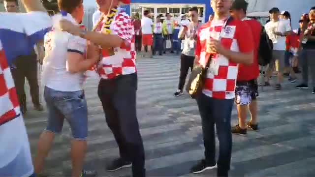 Фанаты из Хорватии зажигают перед стадионом