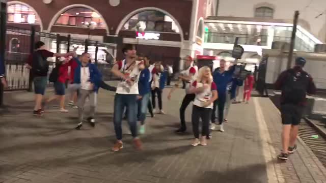 Волонтеры танцем встречают болельщиков с поезда Самара — Москва