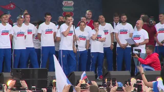 Фанаты приветствуют игроков сборной России