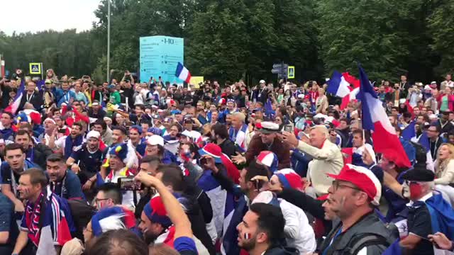 Французские болельщики у Стадиона перед матчем