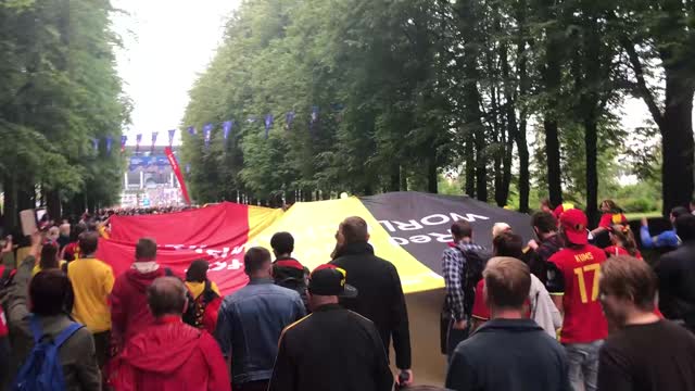 Организованный проход фанатов Бельгии перед полуфиналом ЧМ