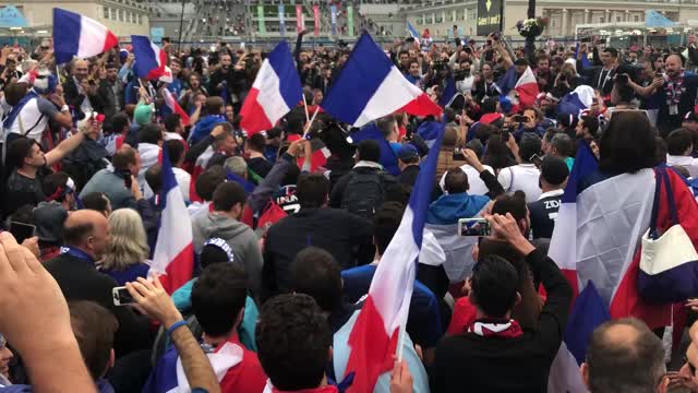 Французскиe пляски около стадиона