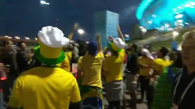 Бразильцы веселятся у стадиона после полуфинала
