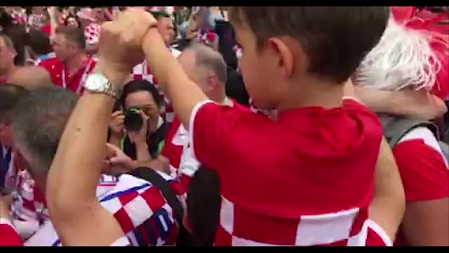 Хорватские болельщики поют песни перед матчем