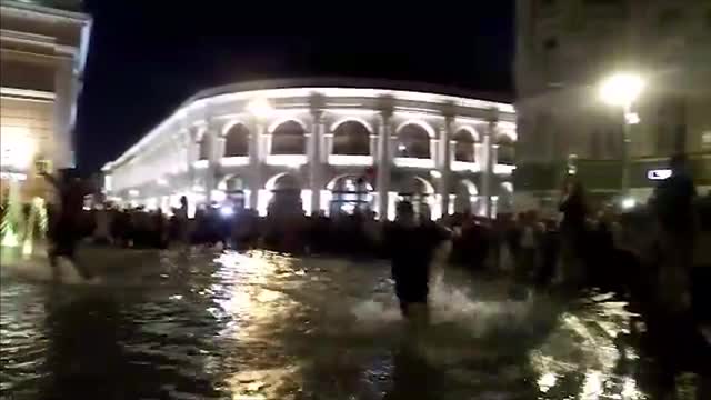Французские фанаты купаются в фонтане