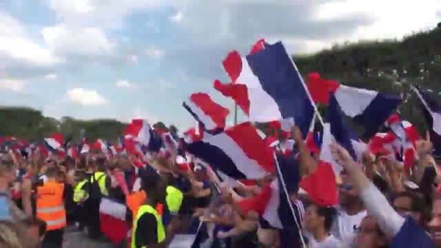 «Безумие» в фан-секторе после победы сборной Франции