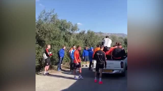 Футболисты «Урала» в кузове грузовика едут с тренировки