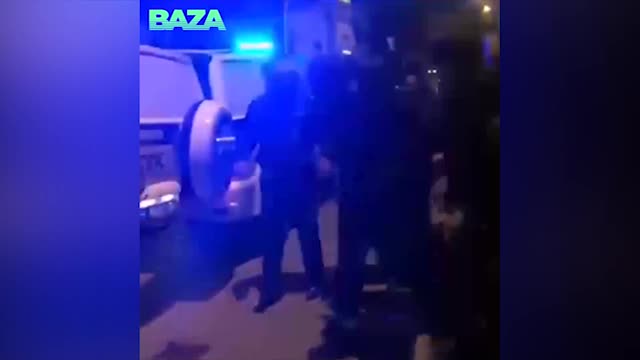 Толпа полицейских ведёт пьяного А.Емельяненко в машину