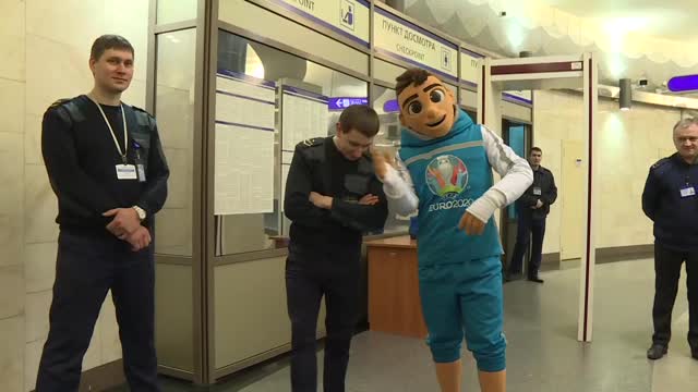 Талисман Евро-2020 побывал в метро в Санкт-Петербурге