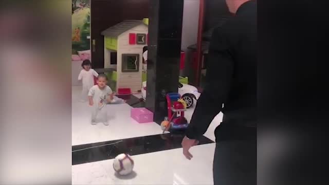 Роналду играет в мяч с маленьким сыном