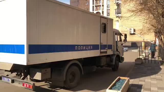 Автозак Кокорина и Мамаева позъезжает вплотную к зданию суда