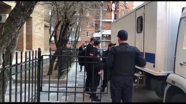 Братьев Кокориных и Протасовицкого ведут из суда в автозак